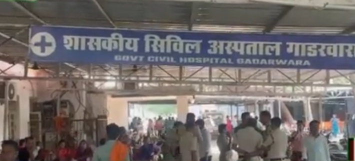 गाडरवारा 🔥  ​निर्माणाधीन शुगर मिल में बड़ा हादसा: 40 फीट की ऊंचाई से गिरकर मजदूर की मौत, मिल प्रबंधन पर घोर लापरवाही के गंभीर आरोप