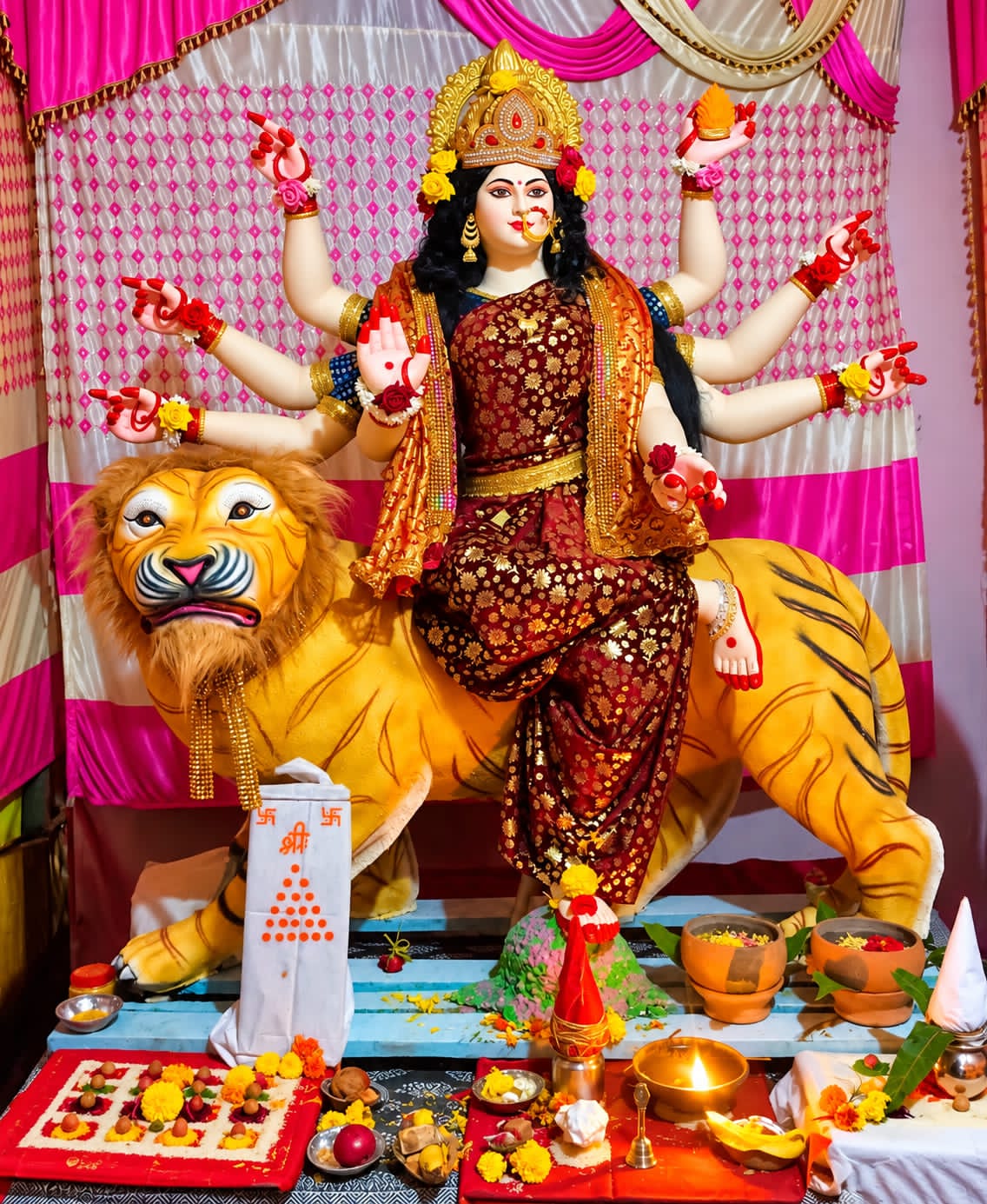 नरसिंगपुर राजा प्रेमनारायण शाह की पावन नगरी चौरागढ़ के चौगान किले पर पहली बार विराजीं मां शेरावाली  भक्तों ने कंधों पर मचान बनाकर दुर्गम पहाड़ी पर पहुंचाई प्रतिमा सतपुड़ा की पर्वत श्रृंखला में गूंजे जय माता दी के जयकारे,