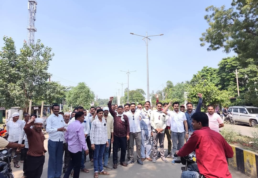 गाडरवारा: किसानों का फूटा गुस्सा, बिजली विभाग की मनमानी के खिलाफ 'राष्ट्रीय किसान मजदूर संघ' ने दी उग्र आंदोलन की चेतावनी ​गाडरवारा (नरसिंहपुर): क्षेत्र में बिजली विभाग की लचर कार्यप्रणाली और मनमानीपूर्ण कटौती से त्रस्त किसानों का सब्र अब जवाब दे गया