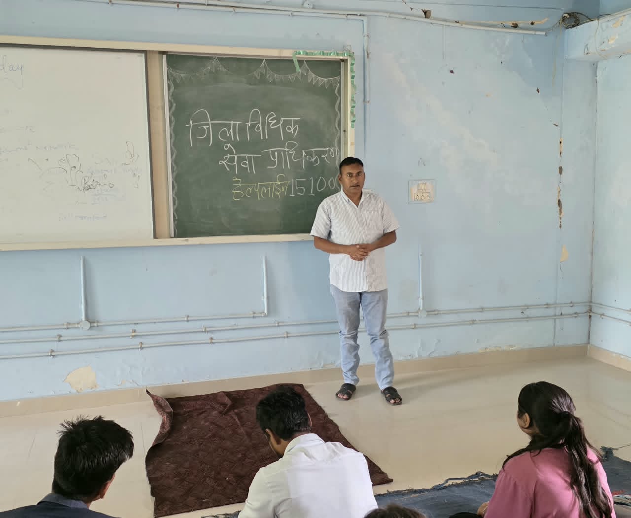 छात्राओं को दी विधिक जागरूकता, साइबर सुरक्षा एवं मौलिक अधिकारों की जानकारी ​नरसिंहपुर। शासकीय महिला पालीटेक्निक कॉलेज नरसिंहपुर में छात्र-छात्राओं के लिए विधिक जागरूकता एवं साक्षरता शिविर का आयोजन किया गया