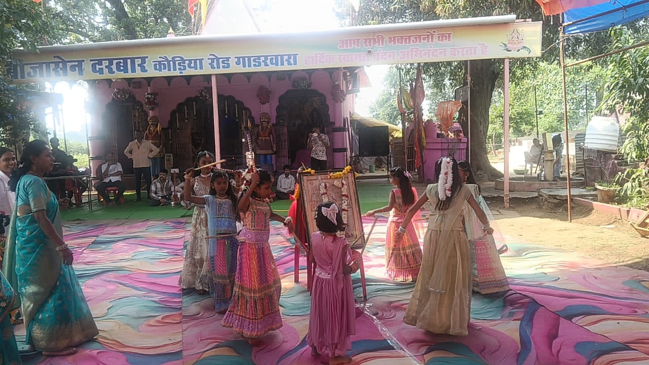 मां बीजासेन दरबार (कोडिया) गाडरवारा में न्यू मॉडर्न स्कूल के बच्चों ने दी गरबा की शानदार प्रस्तुति  नवरात्रि के सप्तम दिवस पर भक्तिमय भजनों पर थिरके बच्चे, मंदिर समिति ने प्रशस्ति पत्र देकर किया सम्मानित